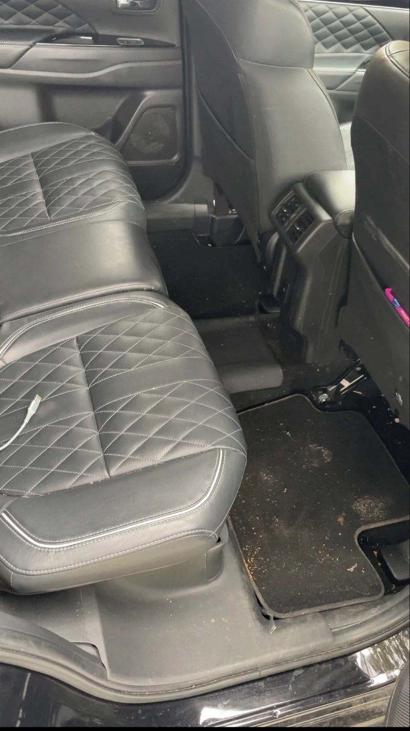 Intérieur de voiture très sale avant pressing